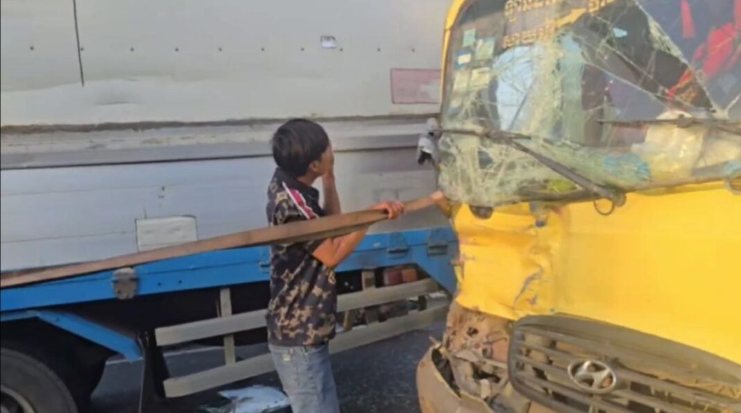 រថយន្តដឹកកម្មករ បុករថយន្តដឹកទំនិញ របួសកម្មករកម្មការិនី១៧នាក់នៅស្រុកស្វាយទាប