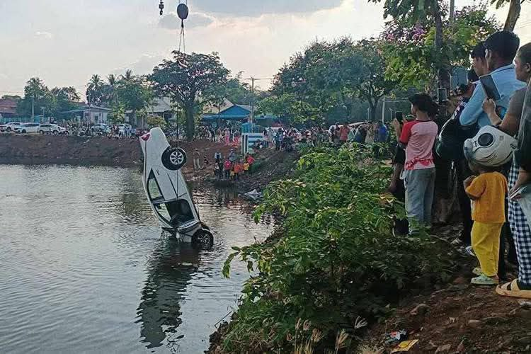 បើកឡានងងុយដេកងោគមួយភាំងក៏រេចង្កូតធ្លាក់ចូលបឹងកន្សែង