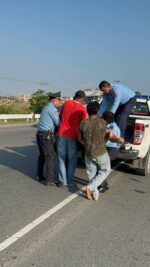 ស្រី្តពោះធំម្នាក់ឆ្លងទន្លេតាមផ្លូវលើស្ពានអ្នកលឿង