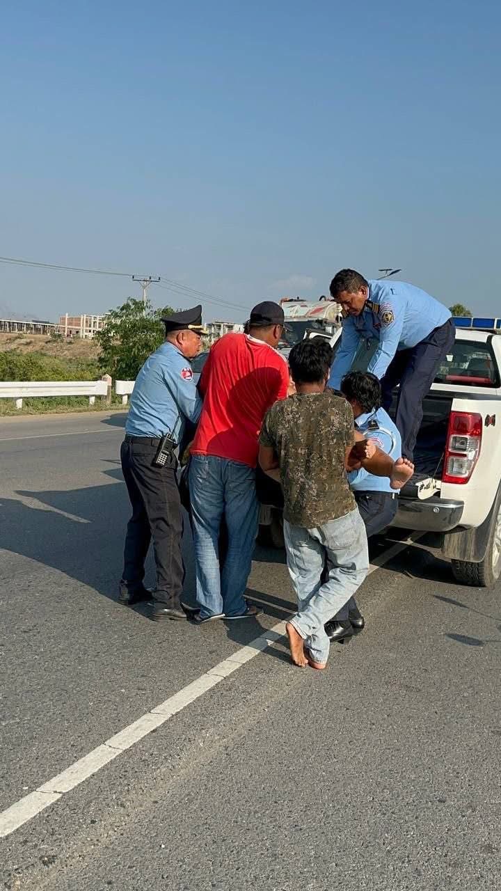 ស្រី្តពោះធំម្នាក់ឆ្លងទន្លេតាមផ្លូវលើស្ពានអ្នកលឿង