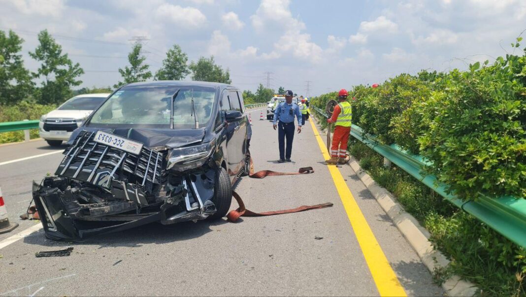 ផ្ទុះកង់ក្រឡាប់រថយន្ដលើផ្លូវល្បឿនលឿន បណ្ដាលឲ្យជនជាតិចិន២នាក់ស្លាប់ និងរបួស៣នាក់