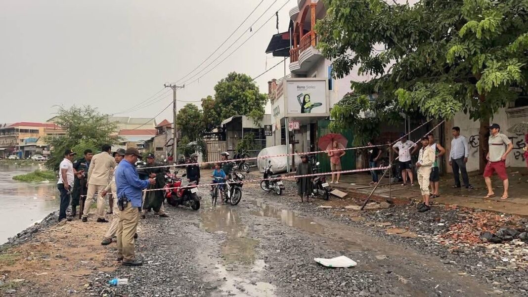 បាក់ស្រុតដីកន្លែងដដែលធ្លាក់កង់បីនិងមនុស្ស ចូលប្រឡាយលូ សំណាងល្អមិនមានគ្រោះថ្នាក់