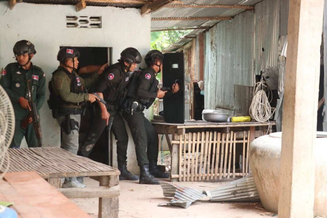 ជនសង្ស័យ ៣នាក់រត់គេចពីតាមចាប់ខ្លួន និងផ្ទុះអាវុធជាច្រើនគ្រាប់តដៃជាមួយកម្លាំងចម្រុះ នៅស្រុកស្វាយជ្រំ