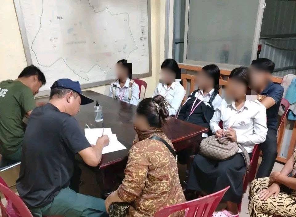 គេចសាលាមិនចូលរៀននាំគ្នាទៅអង្គុយលេងក្នុងកញ្ចុះត្រូវនគរបាលខណ្ឌកំបូលហៅយកទៅអប់រំ