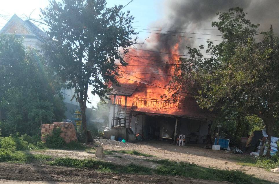 ប្តីចង្រៃ,ខឹងប្រពន្ធសុំលែងបែជាមកដុតផ្ទះឪក្មេកទៅវិញ