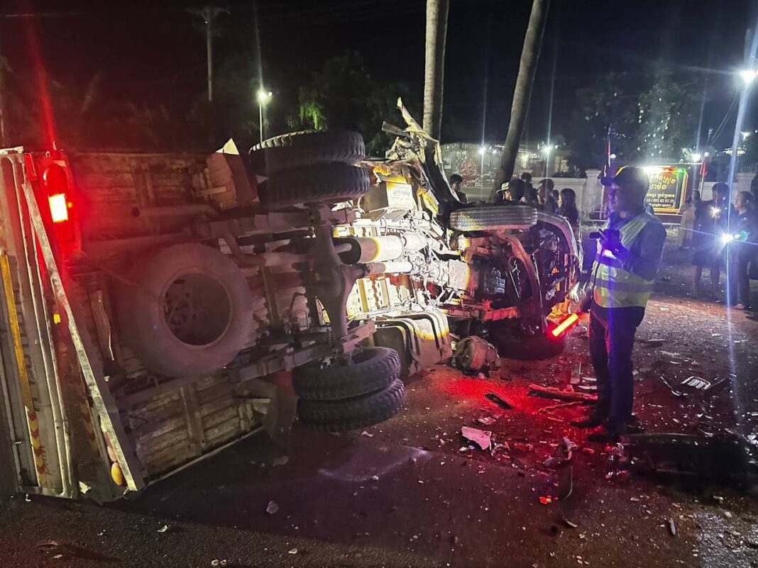 ចរាចរណ៍រថយន្តបុកម៉ូតូសណ្តោង រួចទៅបុករថយន្តមួយទៀត បណ្តាលឱ្យស្លាប់២នាក់និង១១នាក់