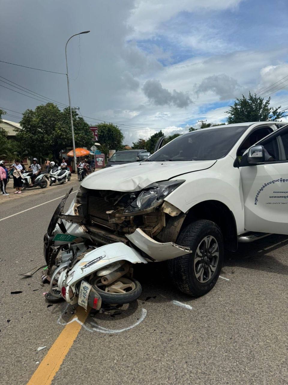 ក្មួយប្រុសរបស់លោកប្រធានមន្ទីសុខាភិបាលខេត្តប៉ៃលិនបើករថយន្តស្លាកលេខរដ្ឋបុកយុវជនម្នាក់រងរបួស