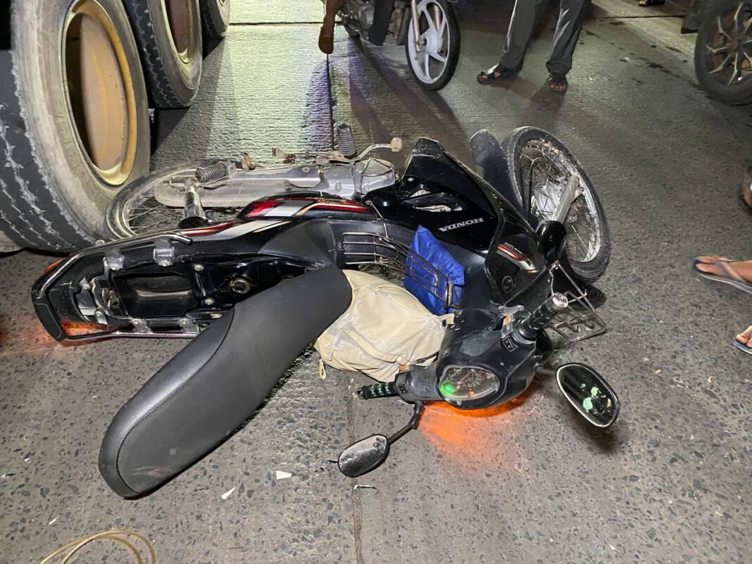 បុរសចំណាសល់ជិះម៉ូតូឆ្លងផ្លូវមិនប្រយត្ន័ជ្រុលទៅប៉ះកង់ពីដួលខ្ទាតចូលក្រោមកង់រថយន្តកុងទីន័រត្រូវរថយន្តកិនស្លាប់