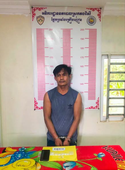 នគរបាលស្រុកគងពិសីចាប់ខ្លួនអ្នកលក់គ្រឿងញៀនម្នាក់រកឃើញគ្រឿងញៀន៧កញ្ចប់