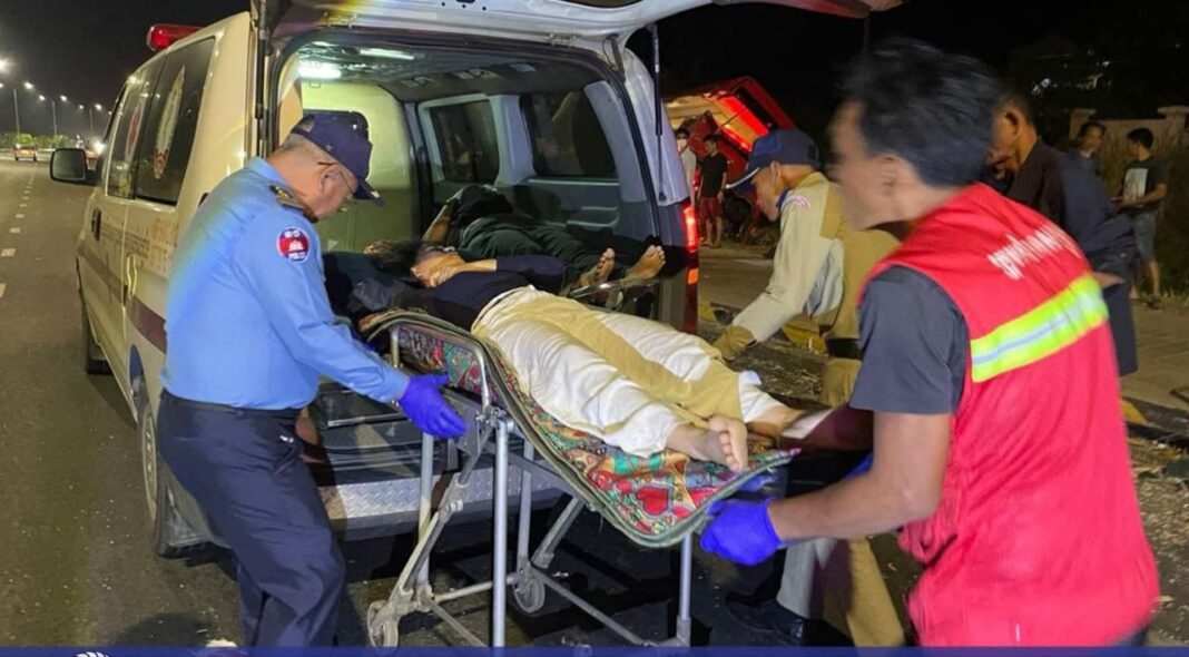 ២នាក់ស្លាប់ និង៤នាក់ផ្សេងទៀតបានរងរបួសធ្ងន់ ក្នុងហេតុការណ៍រថយន្តធន់ធំ២គ្រឿងបុកគ្នា